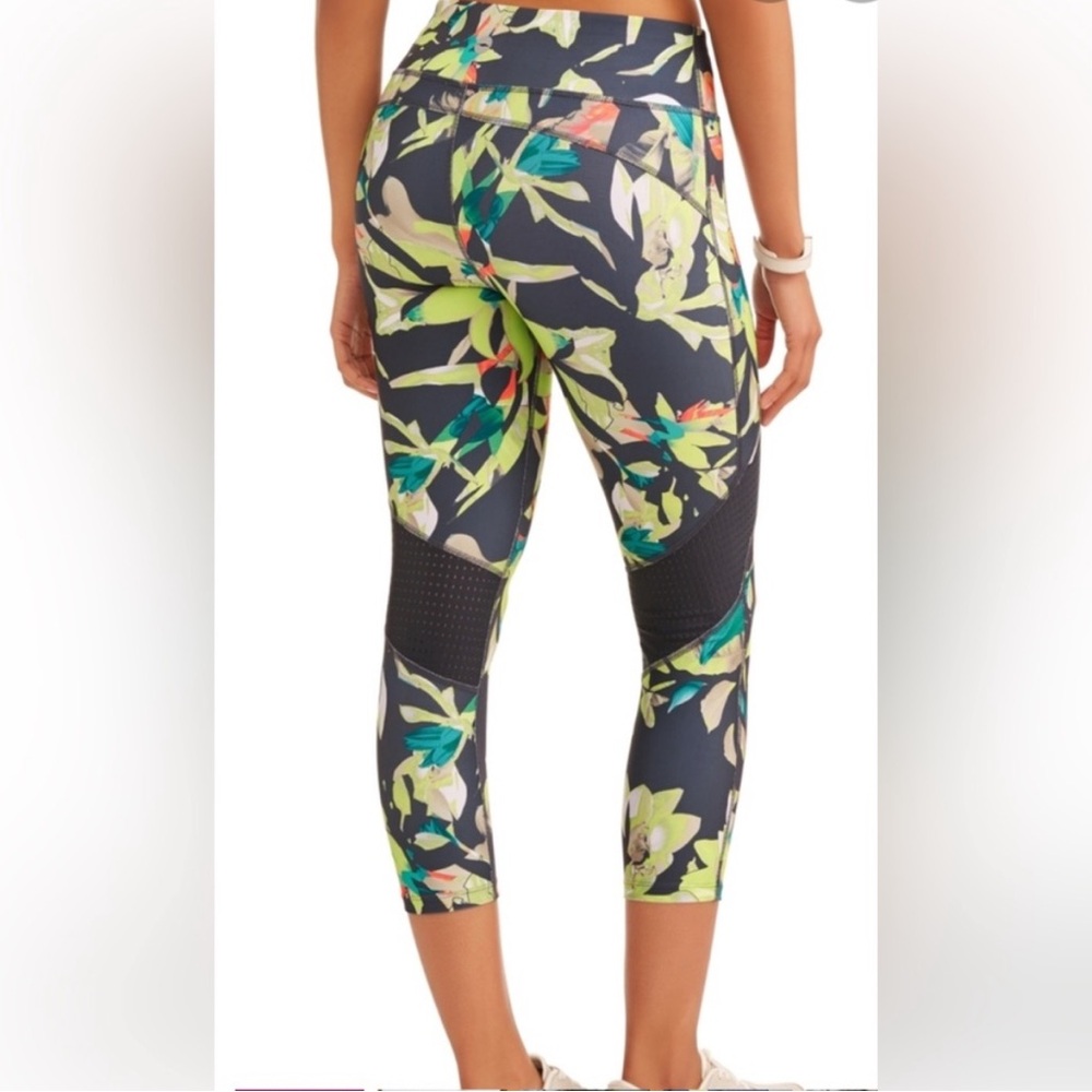 Avia Vibrant Jungle Print Size XL 16 - 18 Capri Legging